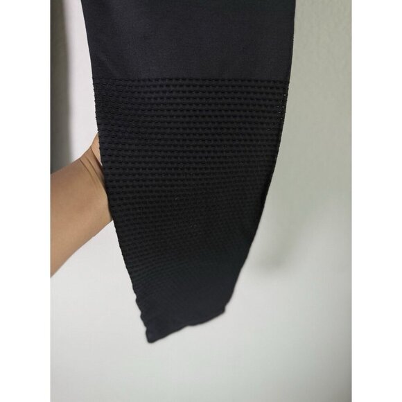 Fabletics Women’s High Waisted Seemless Black Leggings Mesh Pattern Gym Size XL - Picture 10 of 13